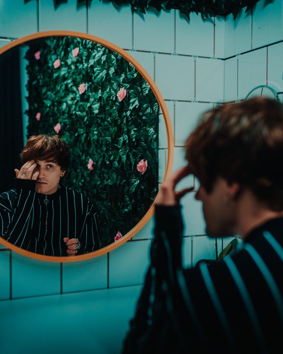 IsaacFansMexico's tweet photo. "¡Hoy salió 'Fingers Crossed'! El nuevo EP de @/isaacandersonmusic Tomamos estas fotos hace un tiempo, ¡así que tenerlo todo en la naturaleza ahora es una sensación tan buena! He visto que hay algunas copias físicas del EP con mis fotos también y otras piezas de merch...+ https://t.co/UNJfKntlZk