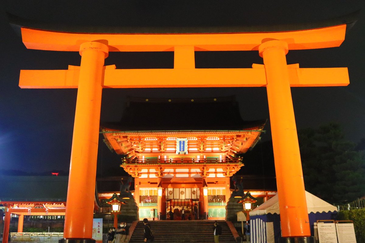 動画あり 京都 伏見稲荷の千本鳥居ライトアップが 異世界 狐が出そう でめちゃ幻想的なので見て Togetter