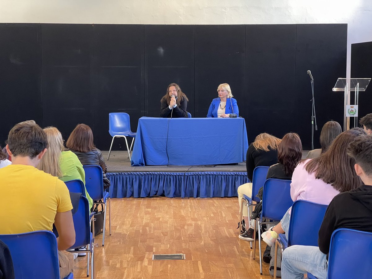 sugarpulp's tweet photo. Questa mattina a #chronicae Matteo Strukul e Daniela Piazza hanno incontrato gli studenti per parlare con loro del fascino irresistibile delle storie. Un incontro bellissimo! https://t.co/aeB8lC6LIO