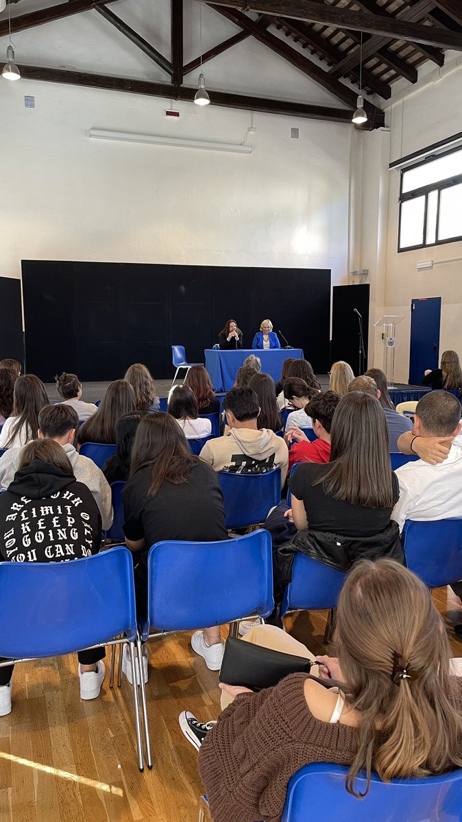 sugarpulp's tweet photo. Questa mattina a #chronicae Matteo Strukul e Daniela Piazza hanno incontrato gli studenti per parlare con loro del fascino irresistibile delle storie. Un incontro bellissimo! https://t.co/aeB8lC6LIO