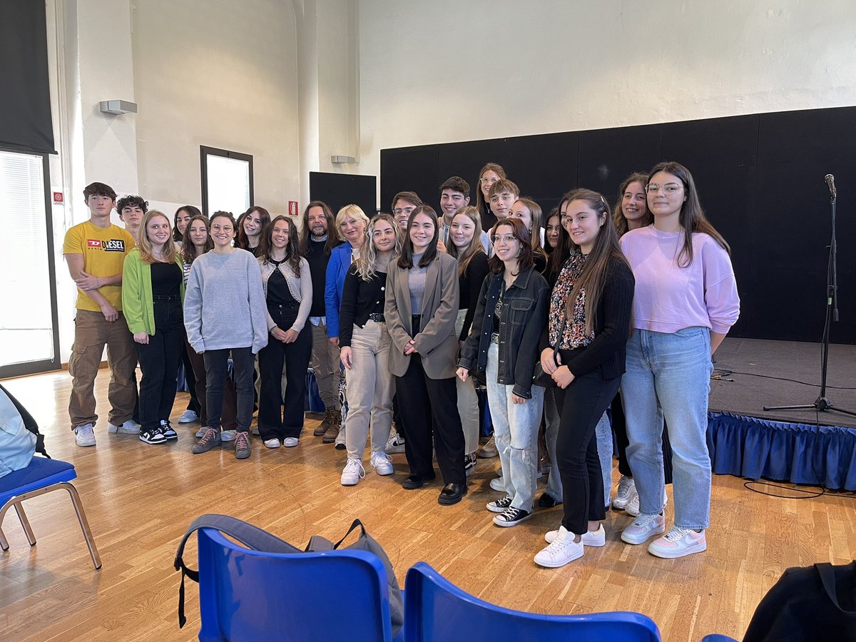 sugarpulp's tweet photo. Questa mattina a #chronicae Matteo Strukul e Daniela Piazza hanno incontrato gli studenti per parlare con loro del fascino irresistibile delle storie. Un incontro bellissimo! https://t.co/aeB8lC6LIO
