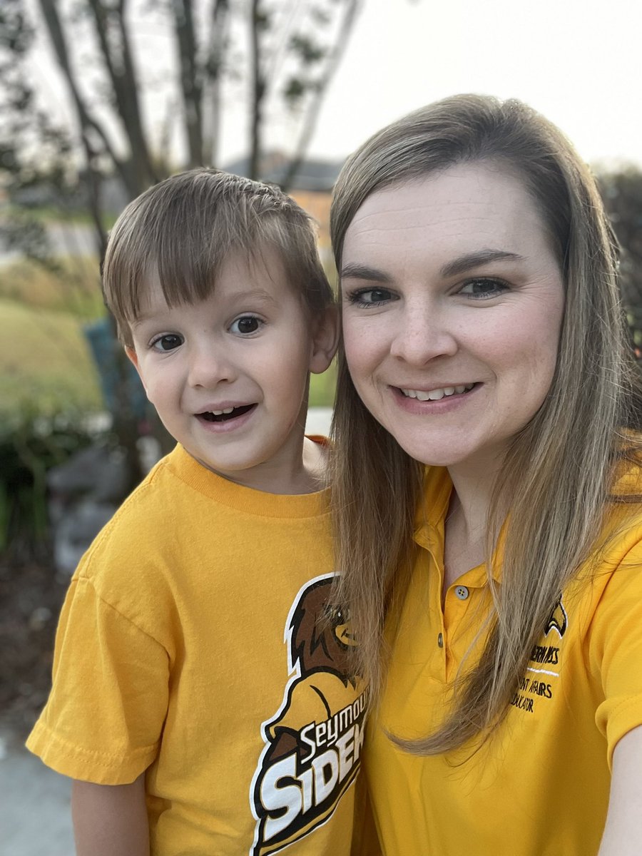 christy_11's tweet photo. Happy Go Gold Friday from me & Winnie! #growingupgold #SMTTT https://t.co/CwDZaOQZAa