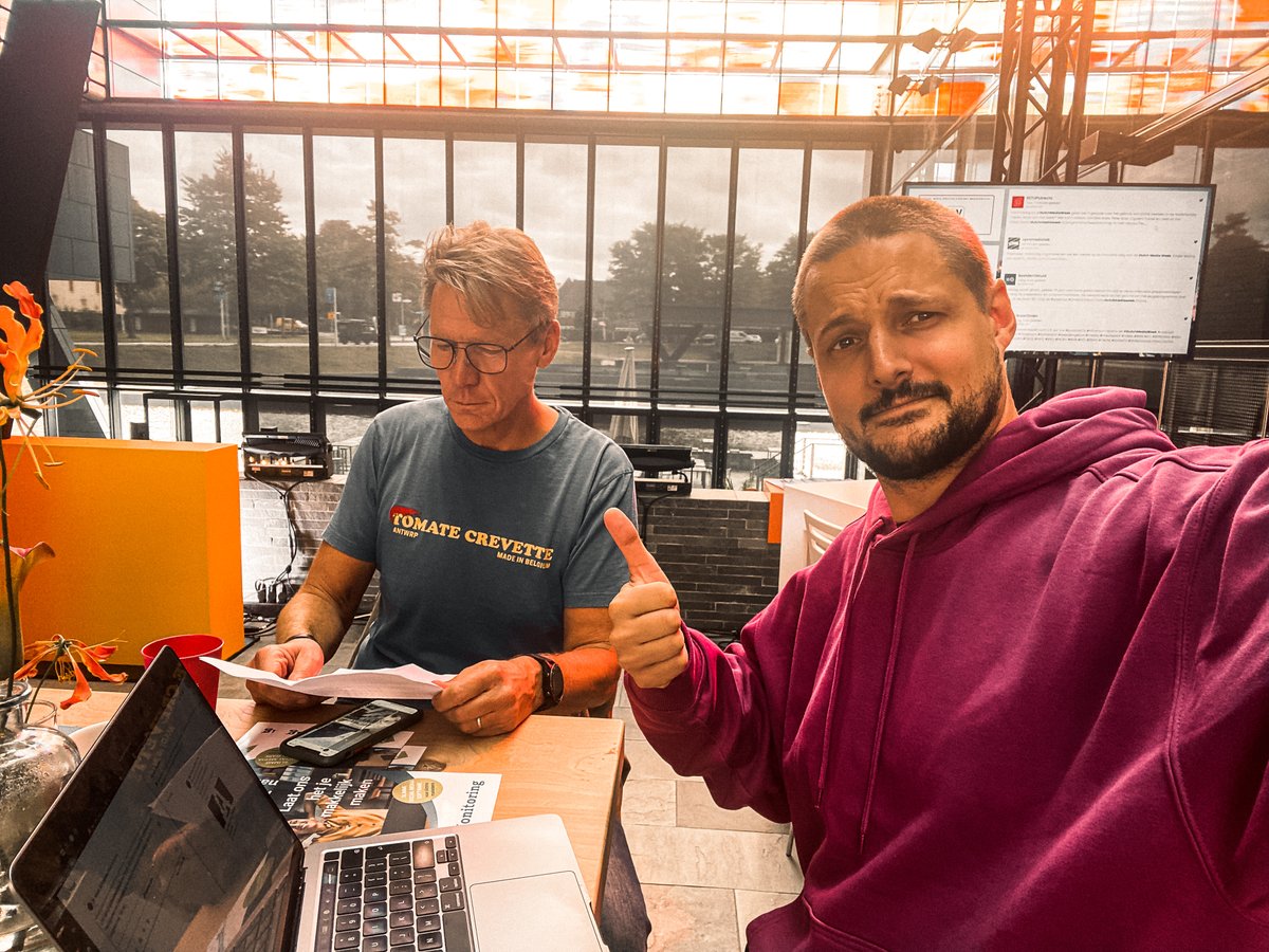 schokvast's tweet photo. Live vanuit @BeeldenGeluid om 15:00: SCHOKVAST op de @DutchMediaweek. @JorisHeuk en @MarkSchoones zijn messcherp. Meeluisteren en kijken doe je via https://t.co/xBrC41PPKM. Tot zo! 🎧 https://t.co/UN2gsJRe6S