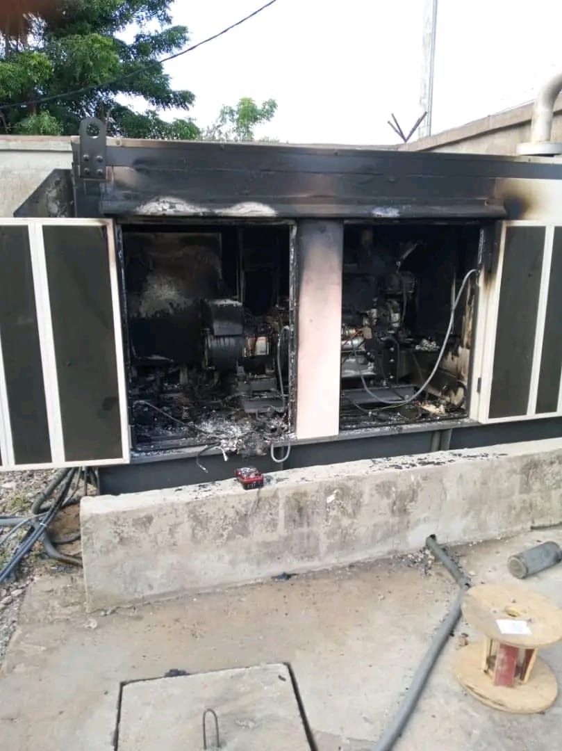AlerteTemoin's tweet photo. #Boucle_du_Mouhoun #Tuy: hier soir 06 Oct, des terroristes ont vandalisé et incendié les installations de téléphonie mobile de #Kiere. https://t.co/4Y9xkxJ7cV