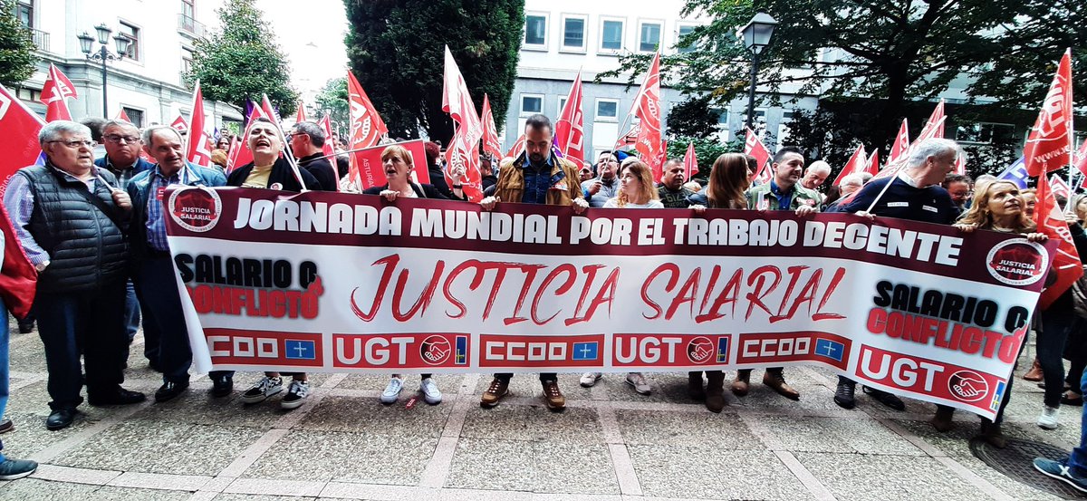 EPSUnions's tweet photo. 🔥Workers across #Europe fight against the cost-of-living crisis.

@CCOO and @UGT_Comunica were on the streets for better wages in #Spain today. EPSU stands together with the workers who take the streets on this #WDDW22!

#SalarioOConflicto ✊🏽 #AhoraSalarios https://t.co/jzYmRb22GQ