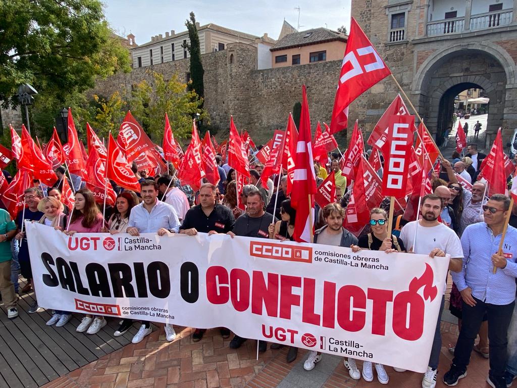 🔥Workers across #Europe fight against the cost-of-living crisis.

<a href="/CCOO/">Comisiones Obreras</a> and <a href="/UGT_Comunica/">UGT</a> were on the streets for better wages in #Spain today. EPSU stands together with the workers who take the streets on this #WDDW22!

#SalarioOConflicto ✊🏽 #AhoraSalarios