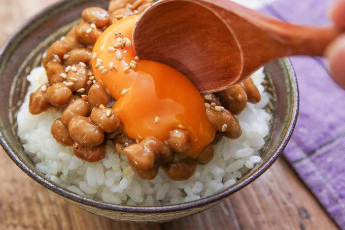 特製ダレが納豆ともご飯ともよく合いそう！作り方が簡単で美味しそうな「納豆」レシピ！