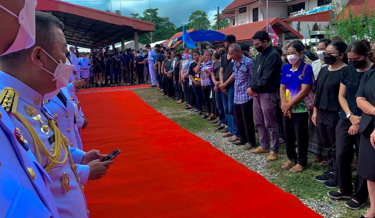 civil_iii's tweet image. มึงดูความเหี้ยของคนมีอำนาจในประเทศนี้ แต่ละครอบครัวที่สูญเสียใจจะขาดอยู่แล้ว ยืนแทบไม่ไหว แต่ต้องมายืนทำพิธีจัญไรกับพวกมึง เพื่ออะไรพวกมึงทำไปเพื่ออะไร
#กราดยิงหนองบัวลําภู