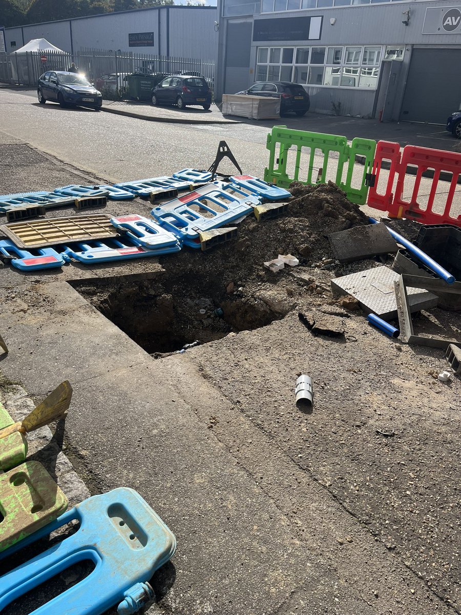 HeavyD429's tweet photo. @InfinityWaterUK outside our company on west road Harlow fantastic way to leave the hole dug very dangerous https://t.co/SnOKFnDo3a