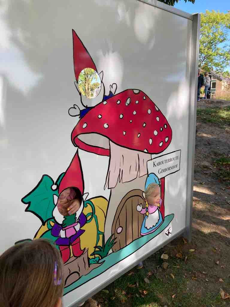 Zevenaar's tweet photo. #Kabouterroute 🍄 | Wat leuk, Zevenaar heeft een kabouterroute! Burgemeester Lucien van Riswijk en kinderburgemeester Catoo Berns openden de route vandaag officieel. Buurtvereniging Schrijvershoek nam het initiatief voor de route (👉🏻 https://t.co/skqBnqbsuD). https://t.co/YLFV9YtPFF