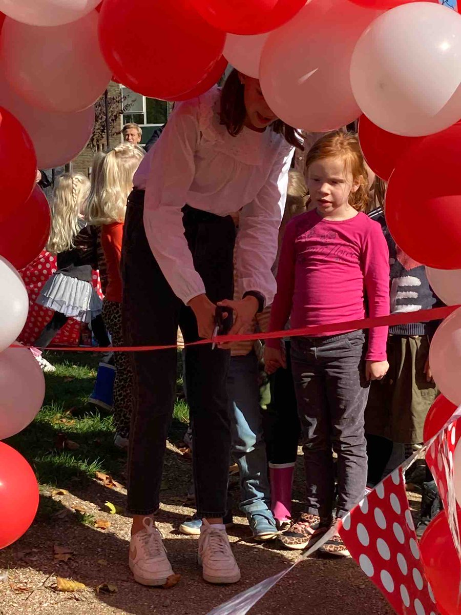 Zevenaar's tweet photo. #Kabouterroute 🍄 | Wat leuk, Zevenaar heeft een kabouterroute! Burgemeester Lucien van Riswijk en kinderburgemeester Catoo Berns openden de route vandaag officieel. Buurtvereniging Schrijvershoek nam het initiatief voor de route (👉🏻 https://t.co/skqBnqbsuD). https://t.co/YLFV9YtPFF