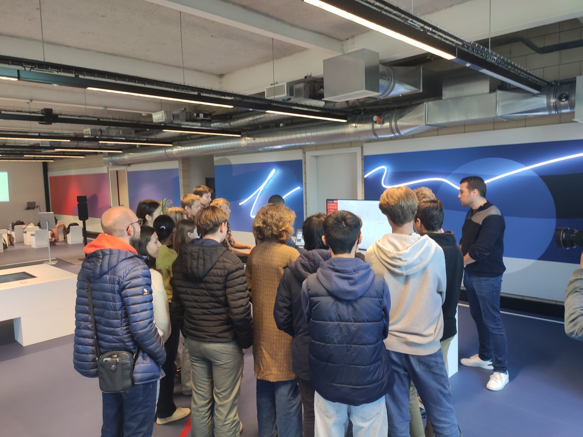 Inria_Lille's tweet photo. Aujourd'hui, les chercheurs et ingénieurs du centre ont présenté leurs sujets autour du #numerique responsable🍃à des élèves de collège et lycée pour la Fête de la Science #FDS2022 !

✈ Aider les avions à moins polluer
🔒Stocker le CO2
💻Développer logiciels qui consomment moins https://t.co/1rGkDJFlM9