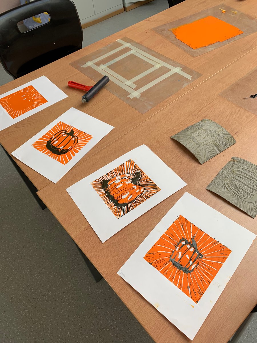 Going back over lino multi layered prints with the 6th years 🎃