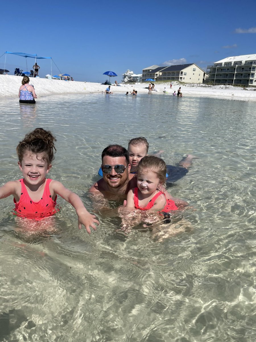 _mrsjohansen_'s tweet photo. Happy 39th Birthday @CoachTJohansen!! We love you bunches!! https://t.co/EpbrecuXFx