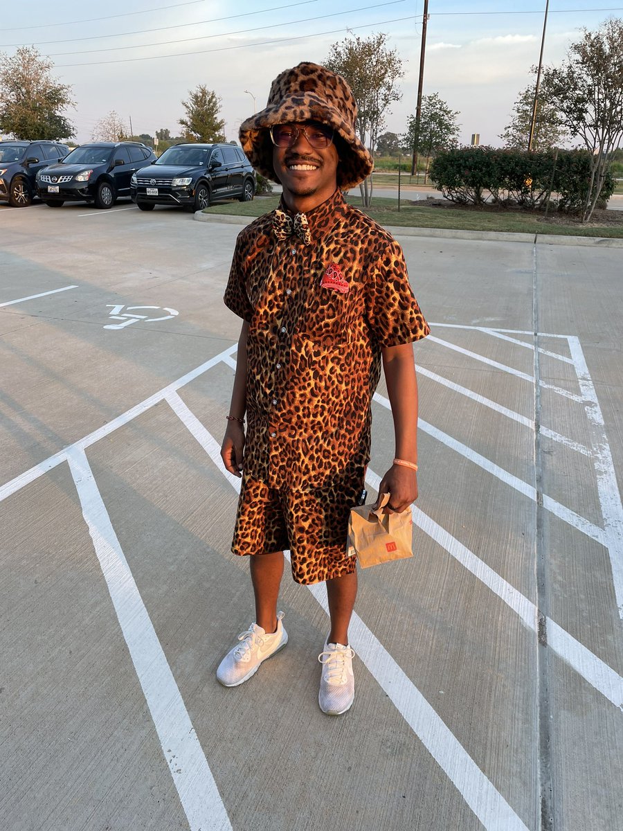 When your awesome receptionist understands the assignment….it’s Leopard Day and @justin_bogle_ went from 0-100!!! <a href="/MYE_Leopards/">Malala Elementary</a> <a href="/FortBendISD/">Fort Bend ISD</a>