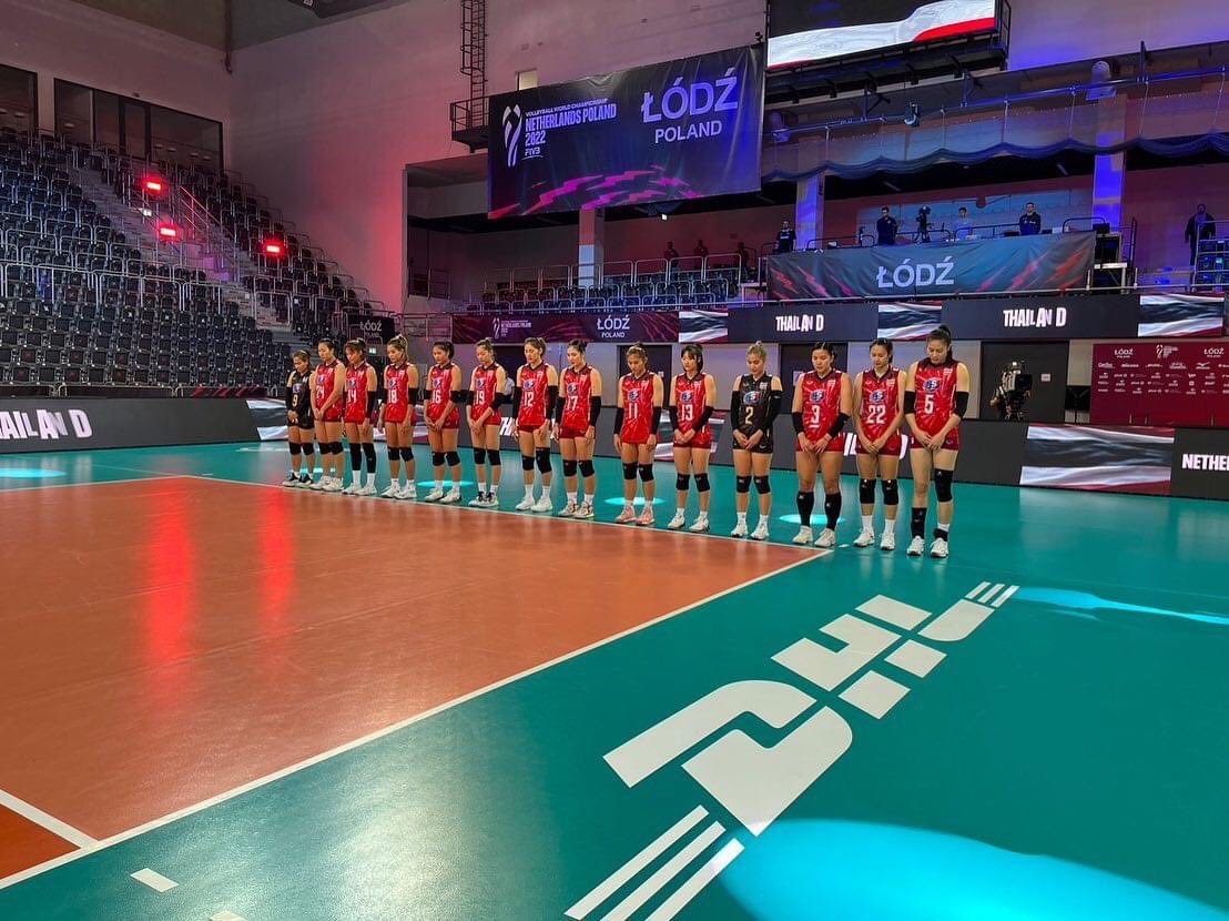 Skyboyz15's tweet photo. 🏐🇹🇭🖤 ทีมชาติไทยจะร่วมอาลัยต่อเหตุการณ์การสูญเสียที่หนองบัวลำภู ด้วยการติดริบบิ้นดำที่เสื้อและยืนไว้อาลัยก่อนเกมวันนี้ 

#วอ��เลย์บอลหญิง 
#กราดยิงหนองบัวลําภู https://t.co/E29BMCMJp8