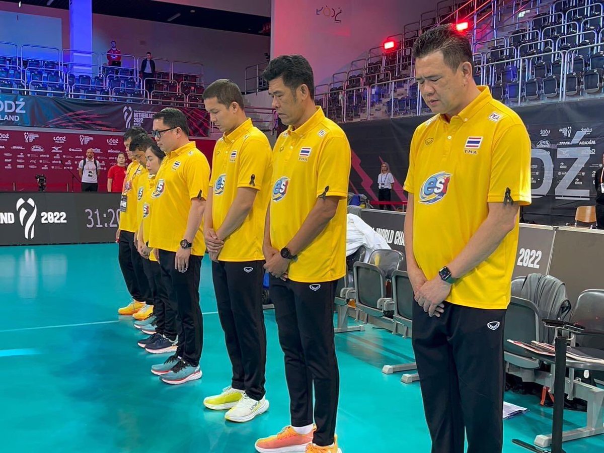 Skyboyz15's tweet photo. 🏐🇹🇭🖤 ทีมชาติไทยจะร่วมอาลัยต่อเหตุการณ์การสูญเสียที่หนองบัวลำภู ด้วยการติดริบบิ้นดำที่เสื้อและยืนไว้อาลัยก่อนเกมวันนี้ 

#วอ��เลย์บอลหญิง 
#กราดยิงหนองบัวลําภู https://t.co/E29BMCMJp8