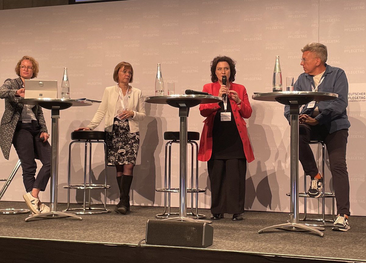 AOK_Politik's tweet photo. .@pflegetag #AOK-Vorständin Carola Reimann: #CommunityHealthNurses können eine #Lotsenfunktion übernehmen: #Gesundheitskioske. Ziel ist es, vulnerablen Gruppen den Zugang zum #Gesundheitssystem zu erleichtern. Es geht nicht darum, ärztliche #Leistungen zu ersetzen. https://t.co/gjZbilHS6D