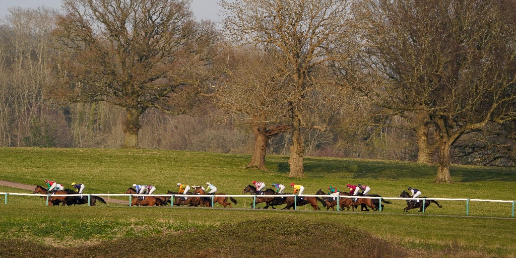 🥇 2021 🥇 2022 Some Chaos gets back-to-back Veterans' Handicap Chase wins at Chepstow for Ben Poste and Michael Scudamore. 👏