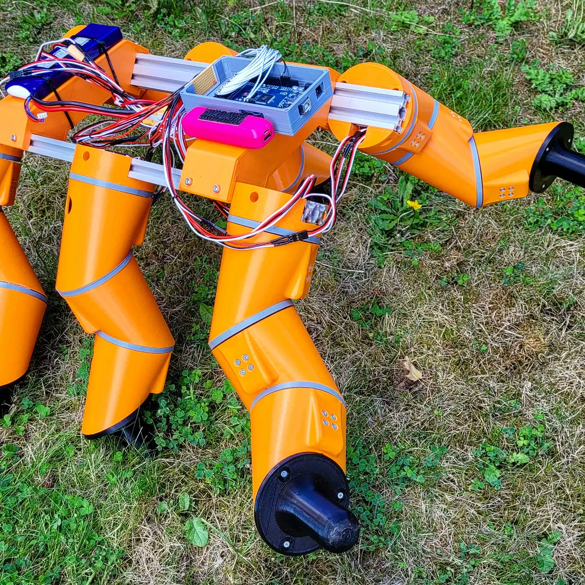XRobotsUK's tweet photo. I built robot Tentacle Legs! Full video: https://t.co/qsCuwdtyil
#robotics #snake #snakelegs #Tentacle #3dprinted #3Dprinting #arduino #electronics #design #cad #testing #maker #mechanical #robotarm #robotleg https://t.co/vJ8LBg8wPs