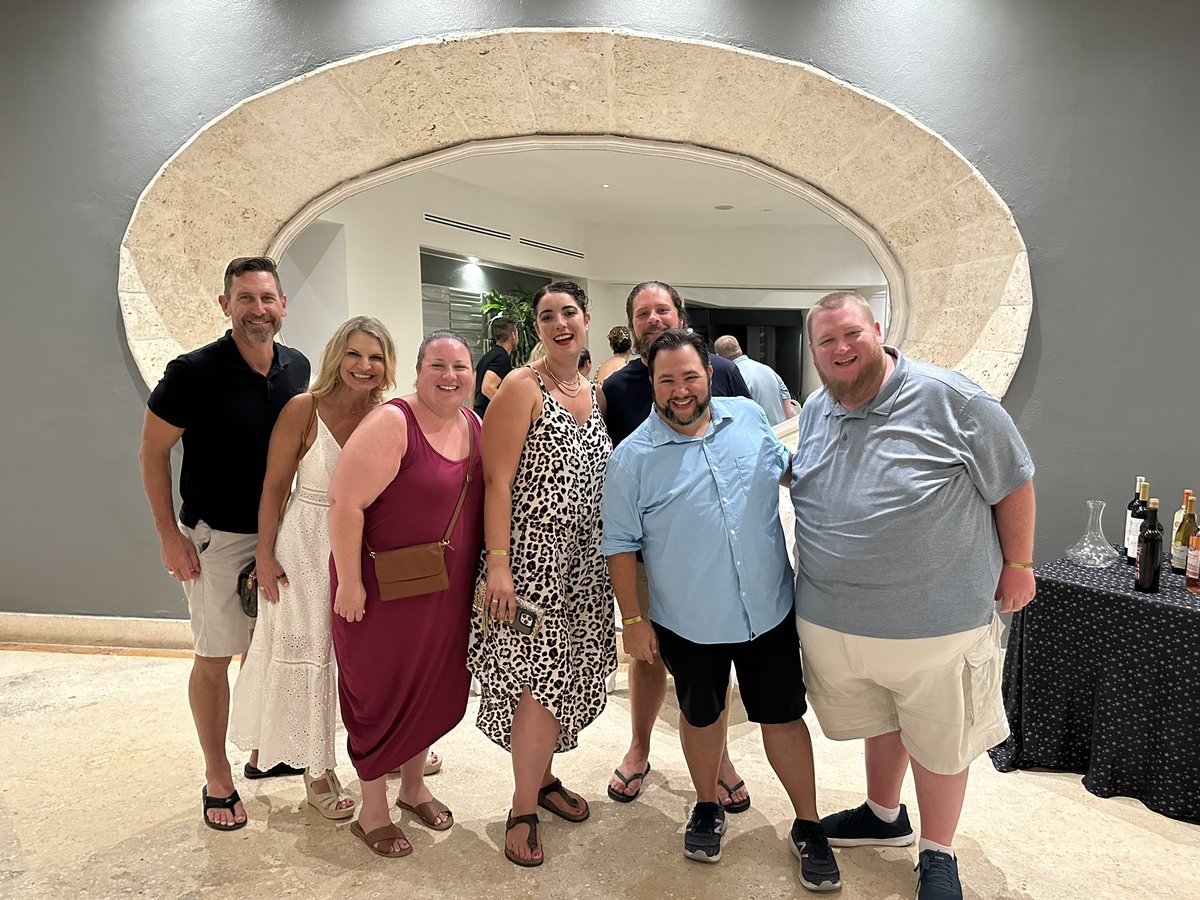 joybowen's tweet photo. My sides are sore from laughing so hard. Fantastic dinner to wrap up our time at #CaboPress. 
I love that we have not only learned how to make our work better, but how to be better at life.
True success does not come at the expense of our health or relationships. https://t.co/q9gaQr8UlU