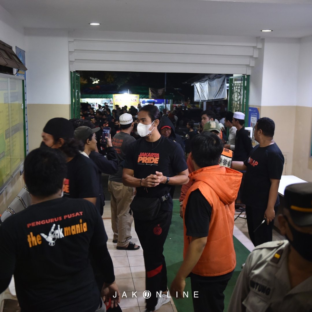 staf pelatih dan sejumlah pemain sudah tiba di Masjid Akbar Kemayoran, Jakarta Pusat dalam acara doa bersama untuk saudara-saudara kita korban insiden penembakan gas air mata di Stadion Kanjuruhan.

#UsutTuntas
