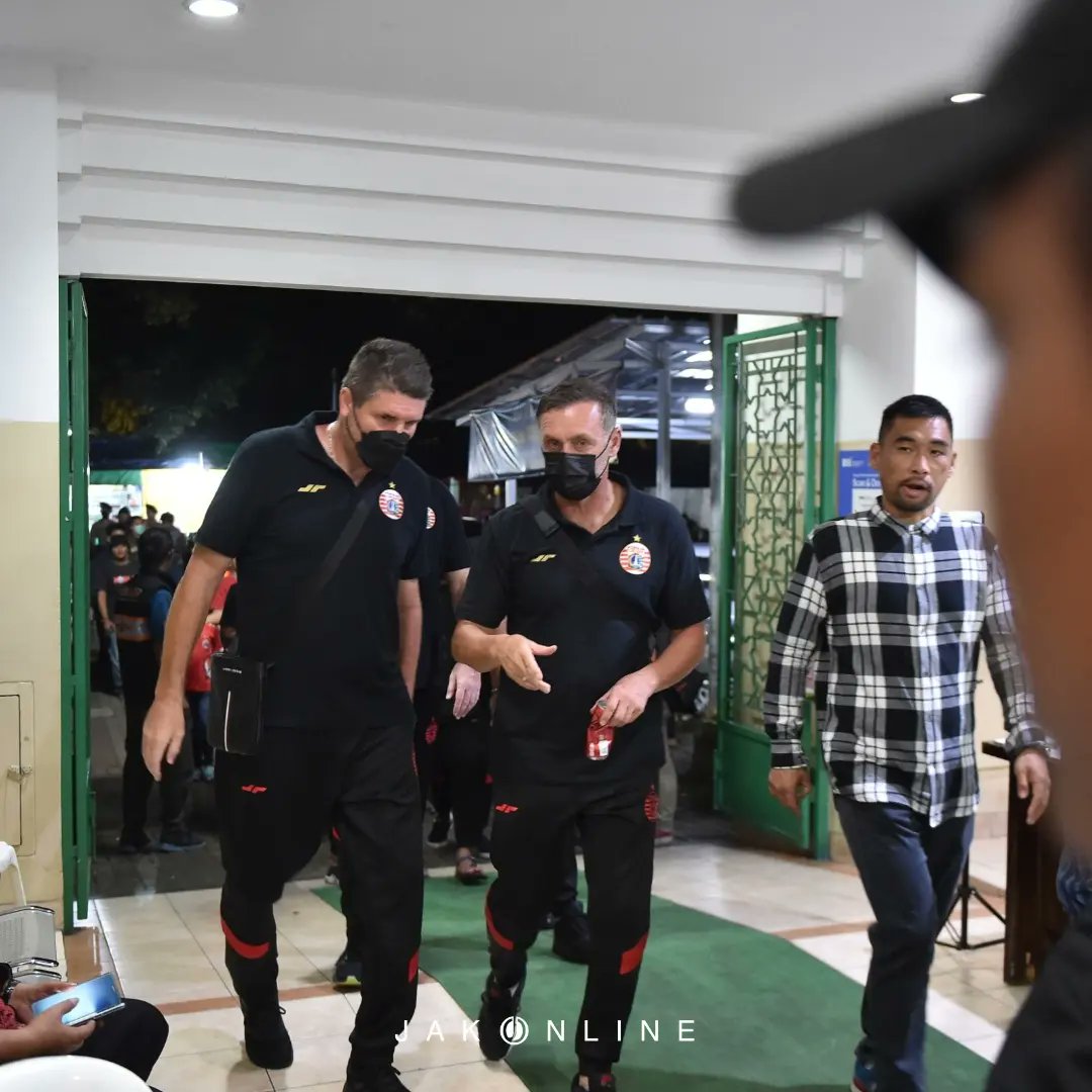 JakOnline's tweet photo. staf pelatih dan sejumlah pemain sudah tiba di Masjid Akbar Kemayoran, Jakarta Pusat dalam acara doa bersama untuk saudara-saudara kita korban insiden penembakan gas air mata di Stadion Kanjuruhan.

#UsutTuntas https://t.co/NsatRs4mrh