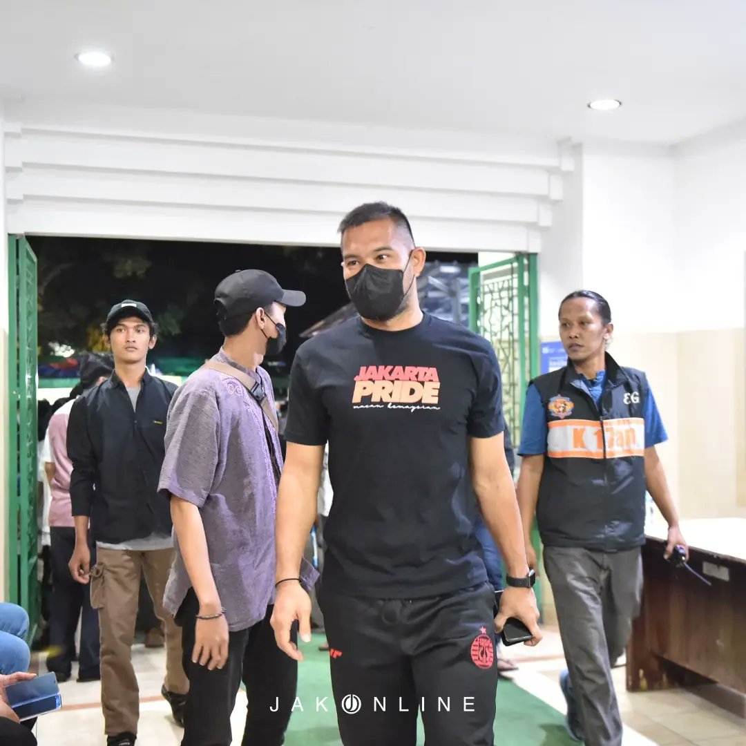 JakOnline's tweet photo. staf pelatih dan sejumlah pemain sudah tiba di Masjid Akbar Kemayoran, Jakarta Pusat dalam acara doa bersama untuk saudara-saudara kita korban insiden penembakan gas air mata di Stadion Kanjuruhan.

#UsutTuntas https://t.co/NsatRs4mrh