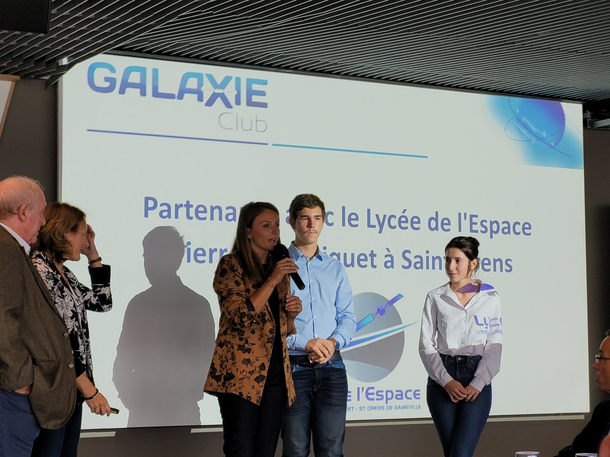 Quand les élèves du Parcours Espace présentent aux membres du Club Galaxie leurs actions et projets de belles synergies voient le jour! Un grand merci <a href="/ClubGalaxie/">Club GALAXIE</a> ! <a href="/MostafaFourar/">Mostafa Fourar</a> <a href="/dasen_sieye/">Mathieu Sieye</a> <a href="/CiteEspace/">Cité de l'espace</a> <a href="/elodydef/">Elodie Bailhé</a>