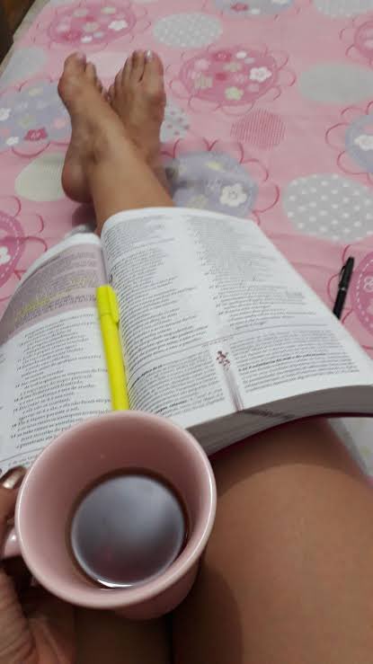 SimoneFernand1's tweet photo. Quem aí também ama ler a palavra do Senhor enquanto toma um cafezinho coado quentinho? 
Melhor parte da minha manhã 😍☕️ https://t.co/lwLL8rxK2X