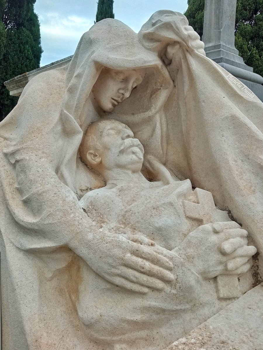 PlanetaDunia's tweet photo. 1/2 En el #cementerio viejo de #Béziers hay un buen número de #sepulcros que valen la pena descubrir. Las primeras fotografías (1, 2, 3) corresponden a la #tumba de #Chappaz; un comerciante de vinos y vermuts, originario de la Alta Saboya. https://t.co/IzC357VT1n