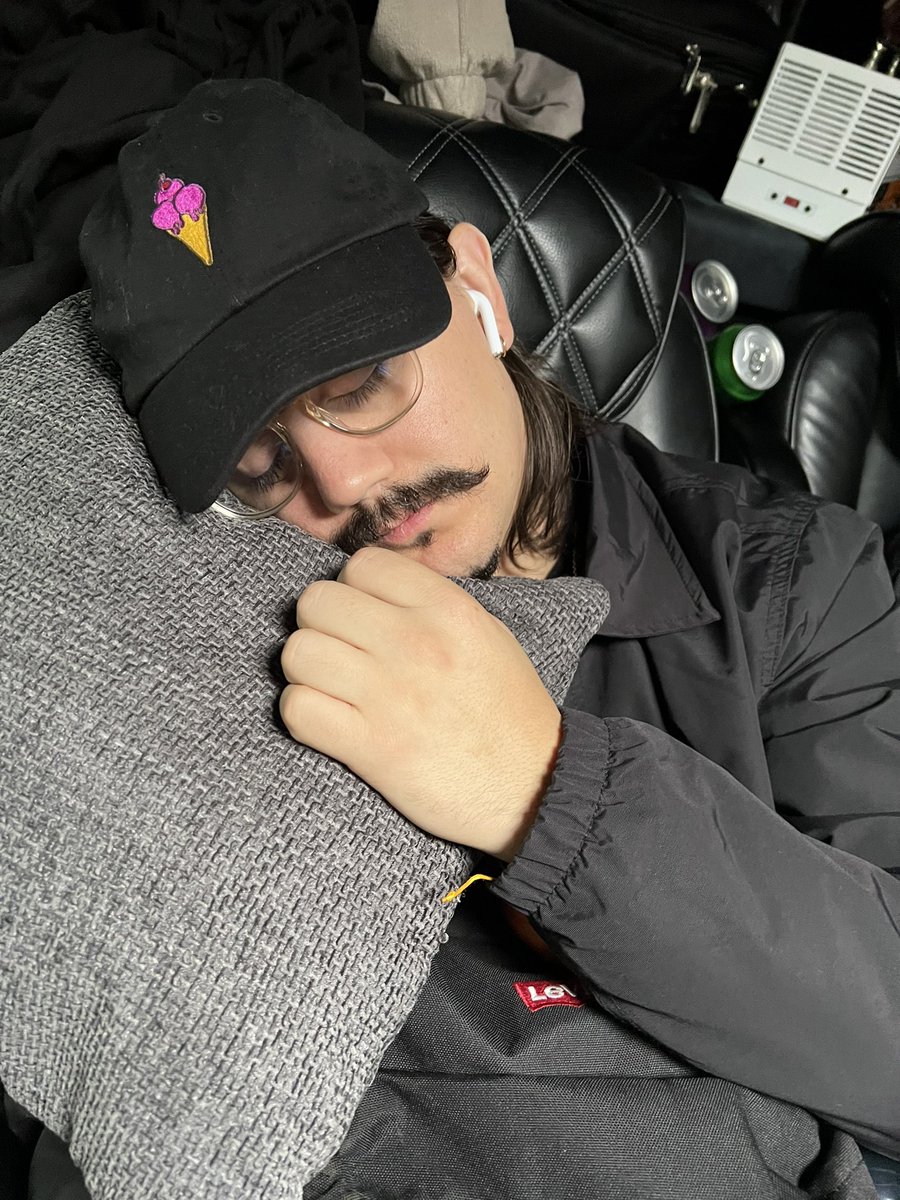 AshKabosu's tweet photo. who is getting the best sleep? https://t.co/GbZSkg4gws