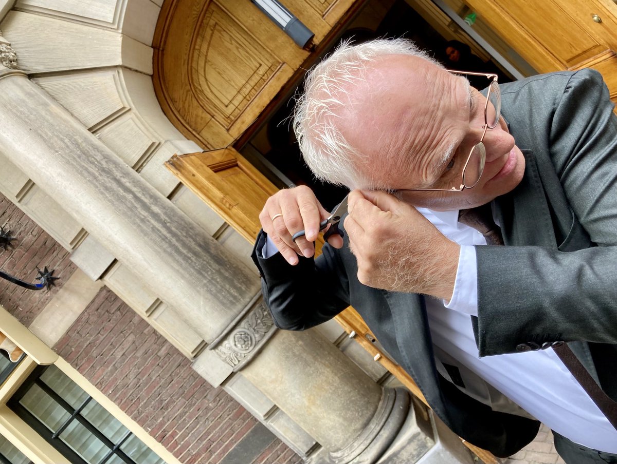 De nieuwe minister van Landbouw Piet Adema knipt ook een stukje van zijn haar, met de schaar van ⁦<a href="/EditieNL/">editienl</a>⁩