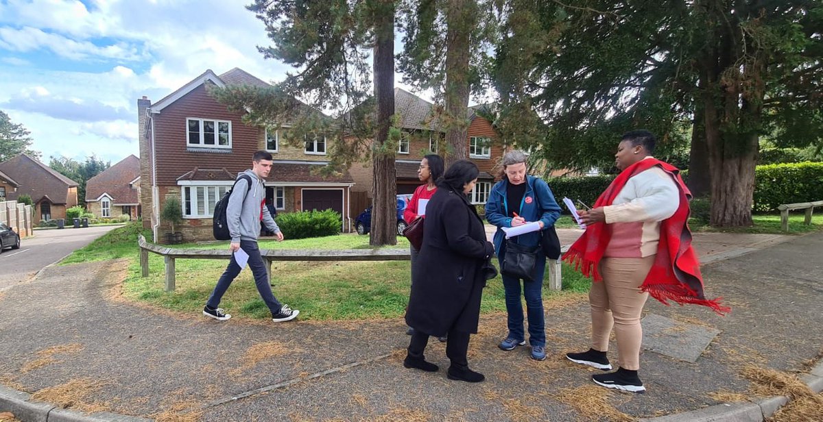 thomasbowell's tweet photo. Another fine early-afternoon session chatting with residents here in Selsdon. We're finding continued enthusiasm for a change from Conservative chaos.

A massive thanks to @yimbychris, and @akhtar_sabina for trekking down from Tower Hamlets to join us on the #Labourdoorstep!🌹🇬🇧 https://t.co/QNLdIUeS9G