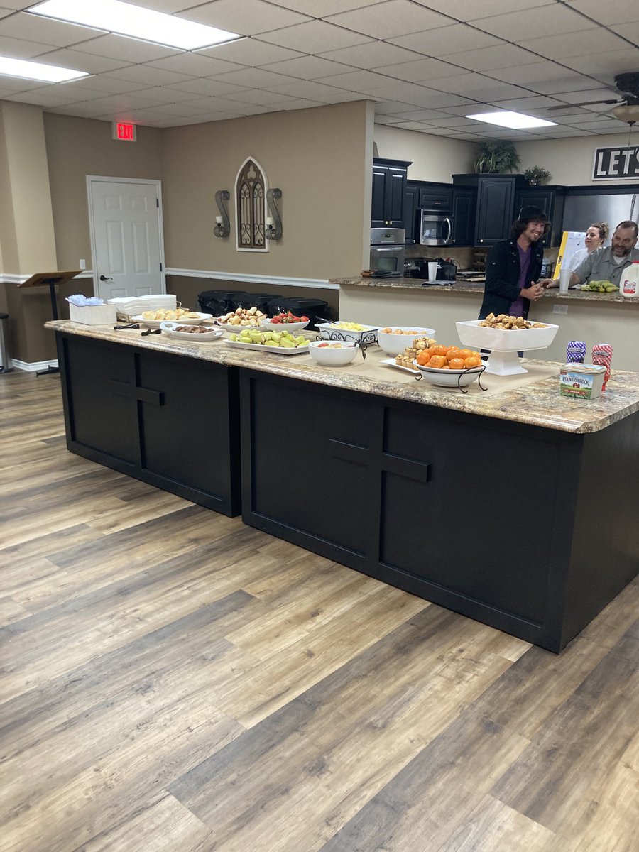 PlandFootball's tweet photo. Game Day Breakfast of Champions!! A big thank to Lamar Electric and Bryan and Angie Story for making us a home cooked meal!! Thank you Lanny Mathews Deports Principal for the great message about Winning on and off the field!! BELIEVE #TPW #WINNERSINLIFE https://t.co/kwbN4rB4aI
