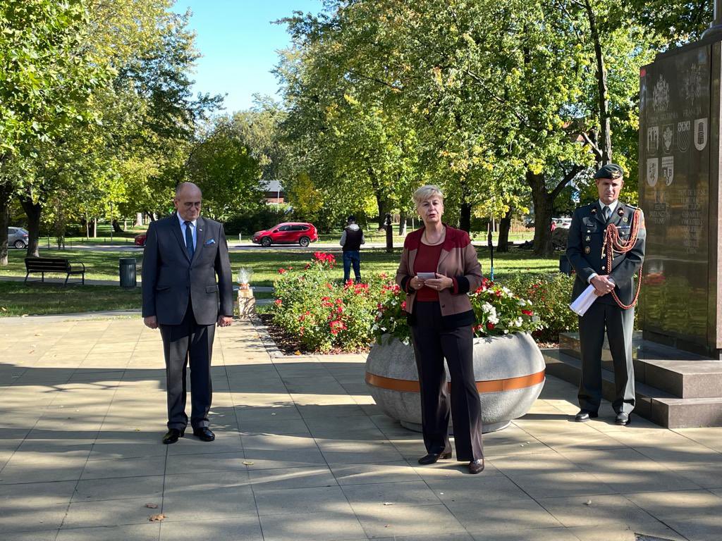 DaphneBergsma's tweet photo. Thank you so much @RauZbigniew for planting the first #GeneralMaczek tulip today. Next spring it will blossom together with 1000 🌷and remind us of the bravery and strength 🇵🇱 soldiers showed in liberating the south of 🇳🇱. We will be forever grateful! @NLinPoland @DutchMFA https://t.co/iUeG4Mxdbd