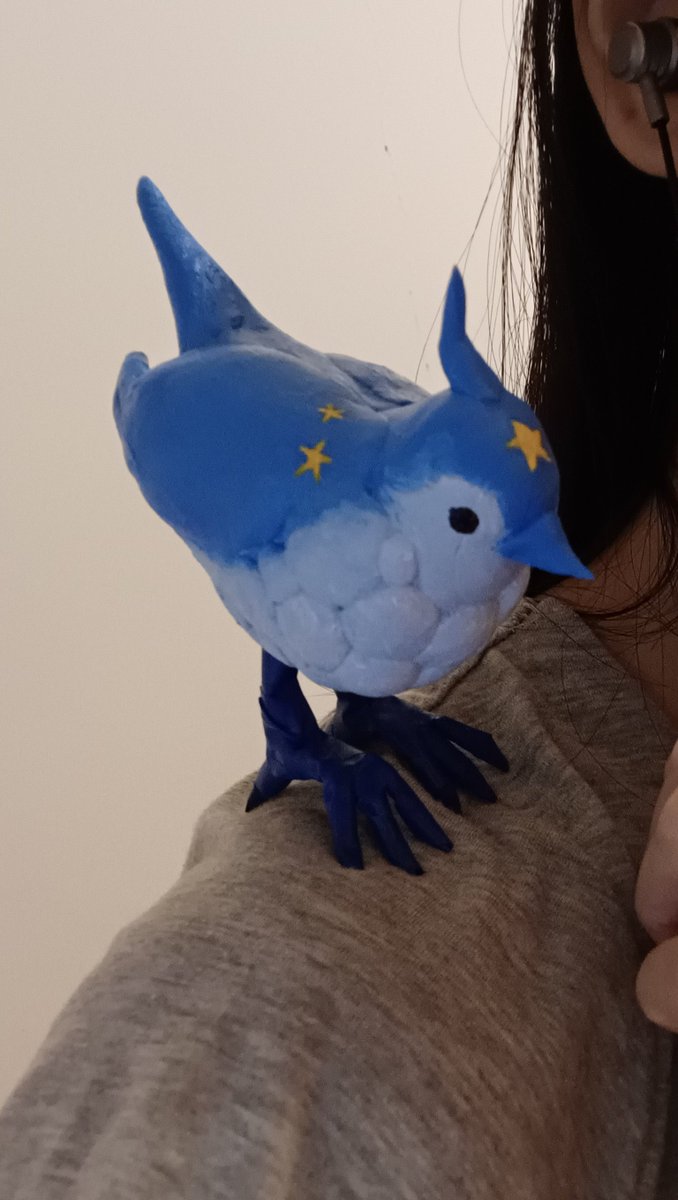 tsuminohane's tweet image. 支援+堪用向，Fate羅賓漢的羅賓（鳥）
腳爪可（有限幅度地）調整，可站立、上手和短暫上肩。
考量功能性跟重量有把腳做大。

#Fate #FGO #handmadeprops #robinhood