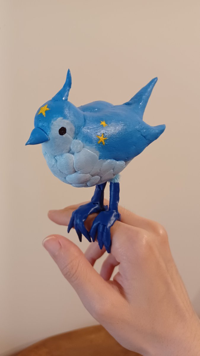 tsuminohane's tweet image. 支援+堪用向，Fate羅賓漢的羅賓（鳥）
腳爪可（有限幅度地）調整，可站立、上手和短暫上肩。
考量功能性跟重量有把腳做大。

#Fate #FGO #handmadeprops #robinhood