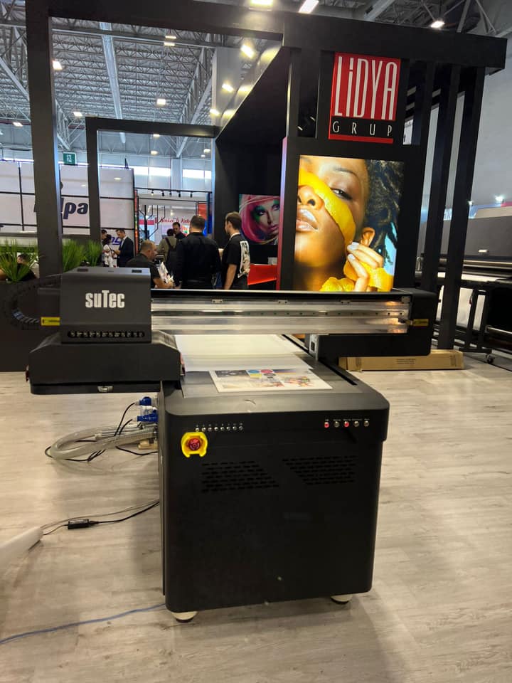 grup_lidya's tweet photo. İhtiyacınıza göre; #SUTEC #GenişFormatlı ve #Tekstil #Baskı #yazıcılarımızı #DijitalDeneyimveEğitimÜssü'müzde test etmek istediğiniz ürününüzle deneyin. Size özel demo yapalım. Farkı göreceksiniz. #LidyaGrup Website ürünlerimizle ilgili link:
https://t.co/36t2n7Ek6B https://t.co/JOkFKflg5U