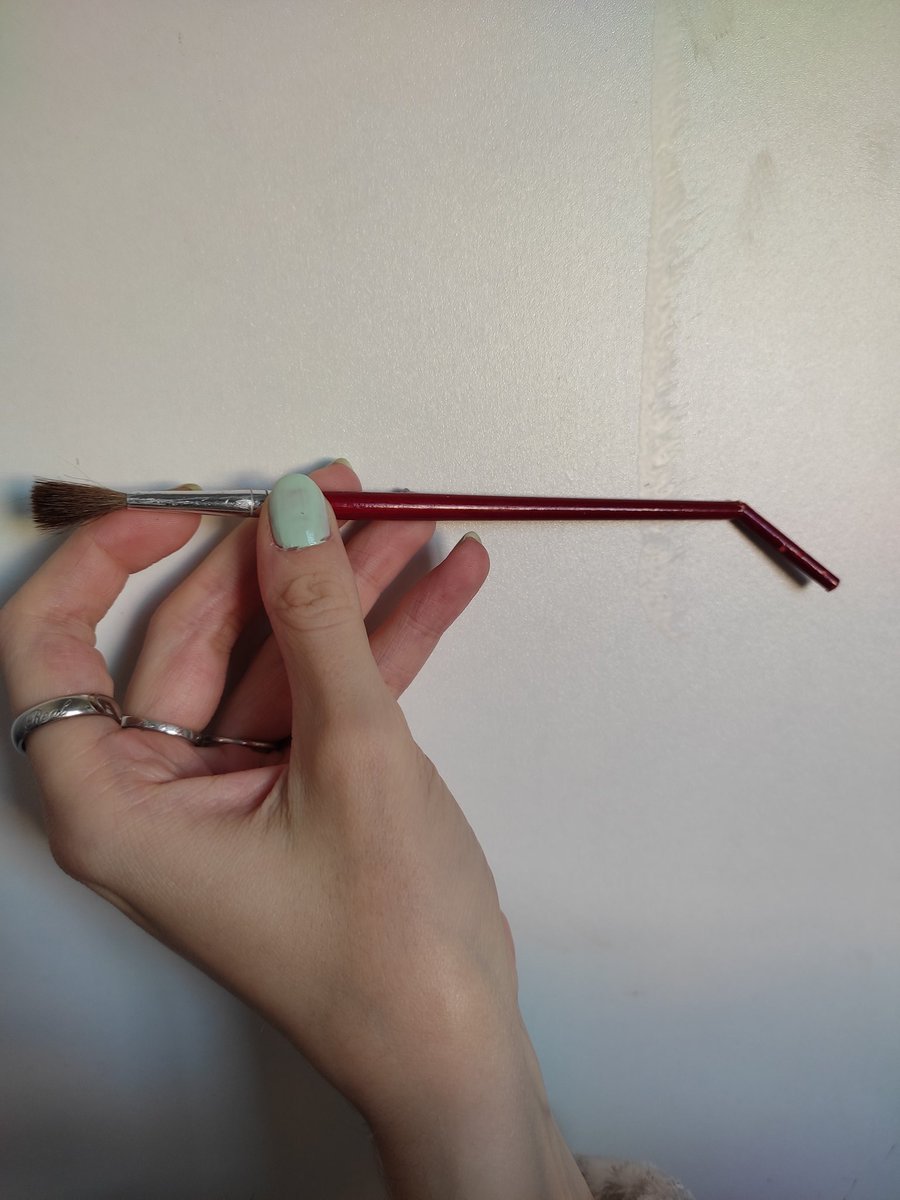 Doyacaro's tweet photo. Mon fils vient me voir en me disant qu'il a cassé le pinceau. J'ai pas pu m'empêcher de me dire : tu as choisis ta voie Ron Weasley, tu ne seras jamais Harry Potter. 😂 https://t.co/Q9y1YlfSGs