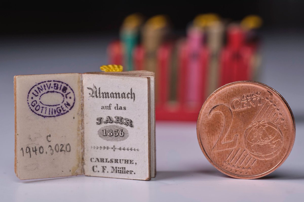 Neue Einblicke in die Sammlungen und historischen Bestände der <a href="/subugoe/">SUB Göttingen @subugoe@openbiblio.social</a> eröffnet unser Blog "Selten und Bemerkenswert". Erfahren Sie mehr über einen besonderen Magazinfund, das kleinste Buch der SUB Göttingen: sub.hypotheses.org  #blog #miniaturebook #Miniaturbuch ^MK