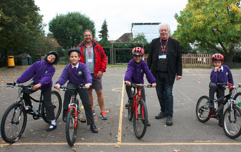 BarnetCouncil's tweet photo. Barnet Council Leader @BarryJohnRawlin visited @SunnyfieldsPS as year 4s received level 1 cycle training as part of #CycleToSchoolWeek. 

Cycling is a great way to keep fit and help us care for our environment and enjoy Barnet. 🚲🌳🏫

More here 👇
https://t.co/nhhruViPBf https://t.co/ZvuQVc7bGK