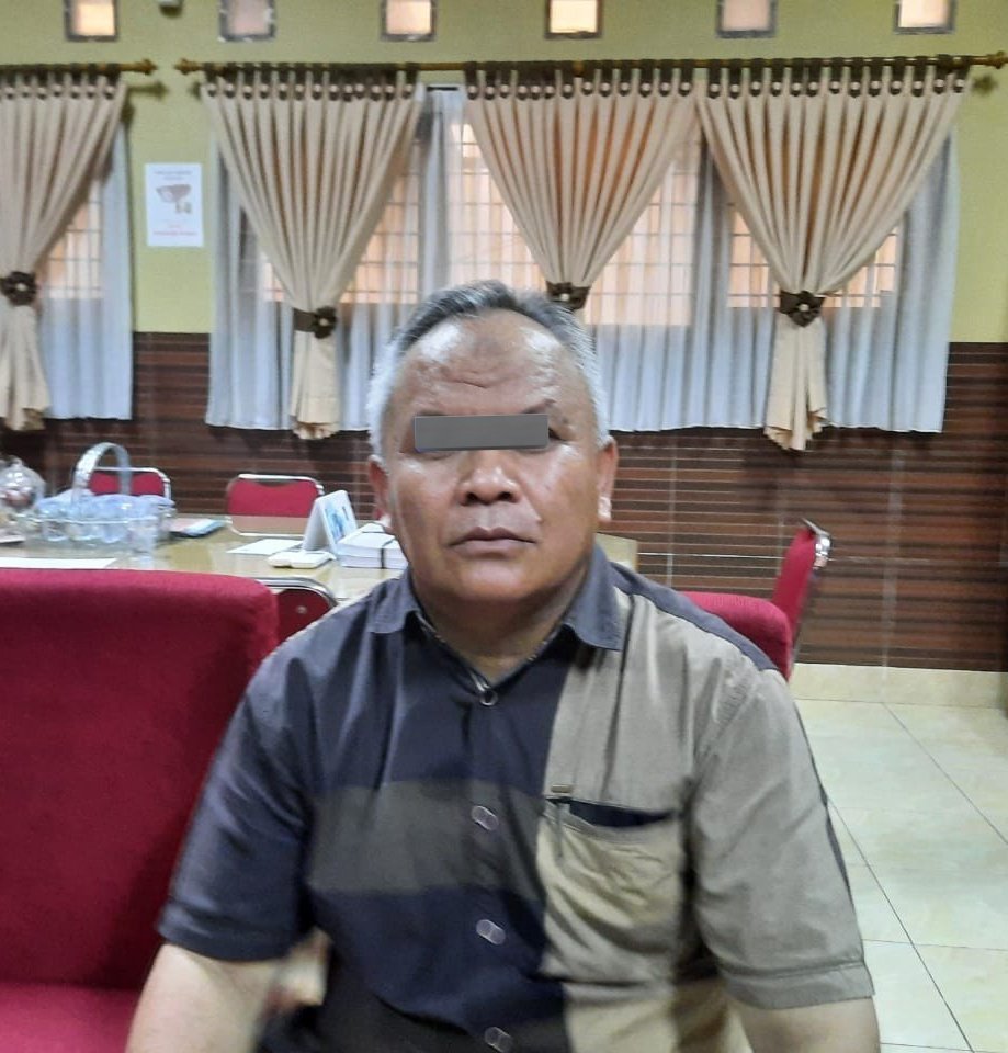 Kepsek SMAN 2 Depok melarang siswa non muslim melakukan kegiatan rohani kristen diruang multiguna sekolah sehingga siswa terpaksa ngemper.

Kejadian serupa tahun 2020 di SMAN 6 Depok pihak sekolah melarang siswanya pilih Ketua OSIS yang non muslim.
<a href="/ridwankamil/">Ridwan Kamil</a>
<a href="/nadiemmakarim/">Nadiem Anwar Makarim</a>