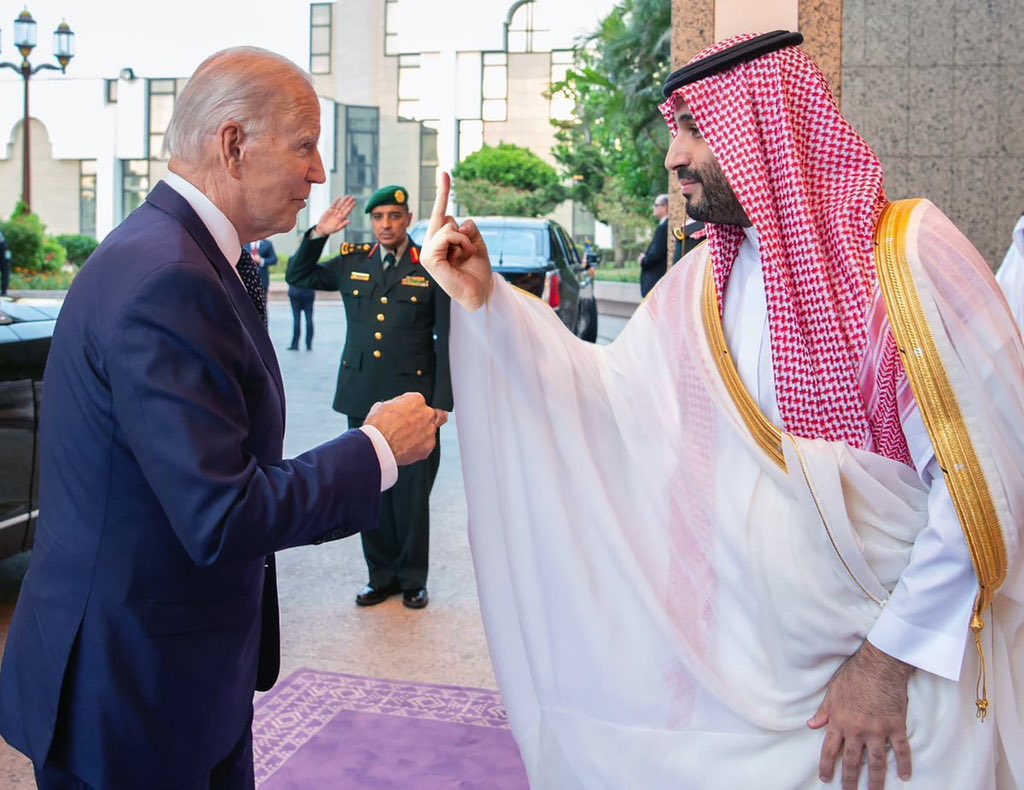 R38986798's tweet photo. هدیه بن سلمان به بایدن بعدازنشست اوپک پلاس https://t.co/ilUKyx5qvl