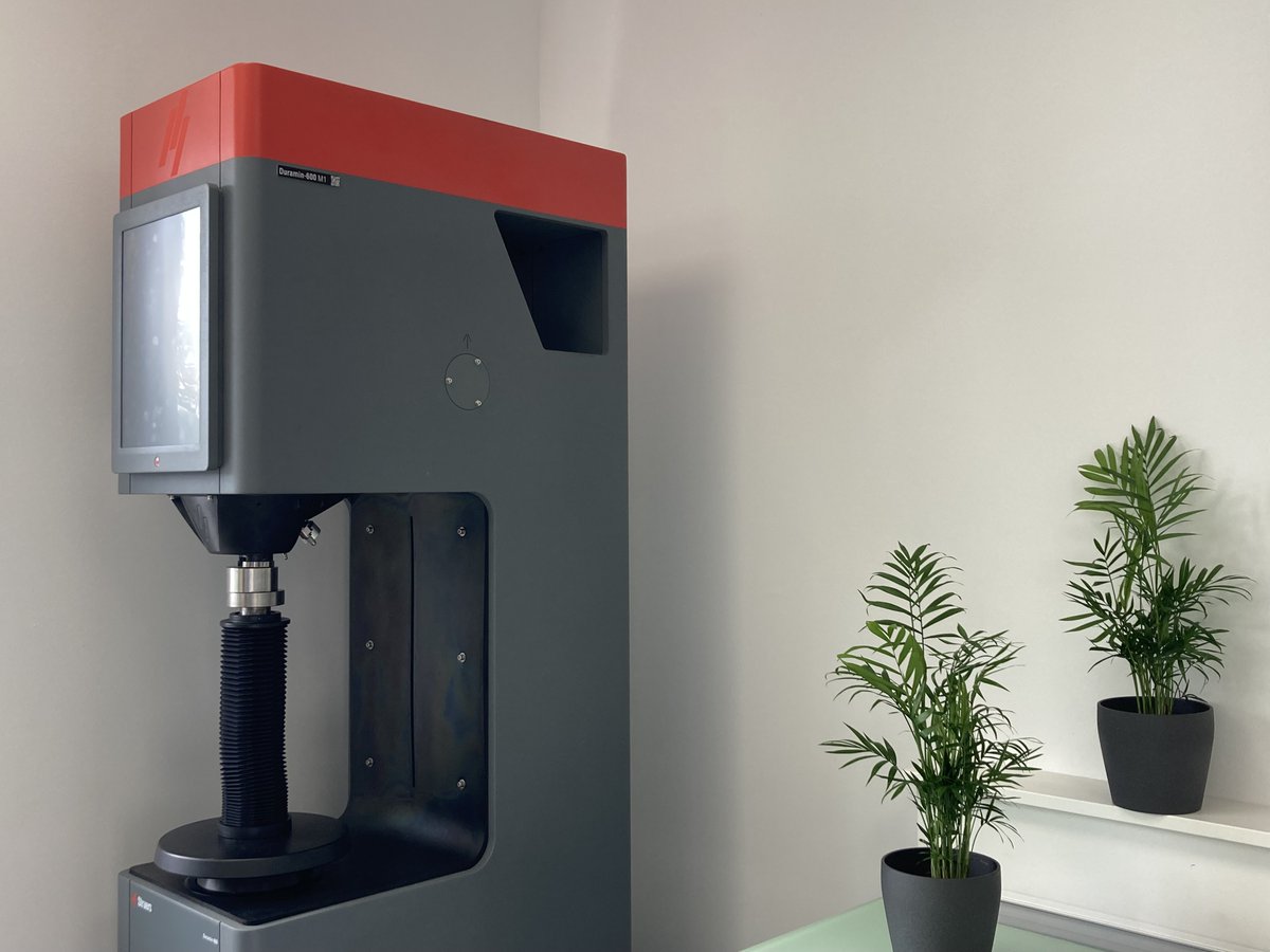 STAINLESS_Group's tweet photo. 👨🔬5️⃣ - Le tour du #laboratoire se termine avec les machines de dureté qui contrôlent la #dureté des alliages.🥼 Deux types d’analyses sont possibles : la microdureté ou la macrodureté.
Pour plus d’informations : https://t.co/1Jh4hIwfI6
#WeekInTheLab https://t.co/LwiufUiePy