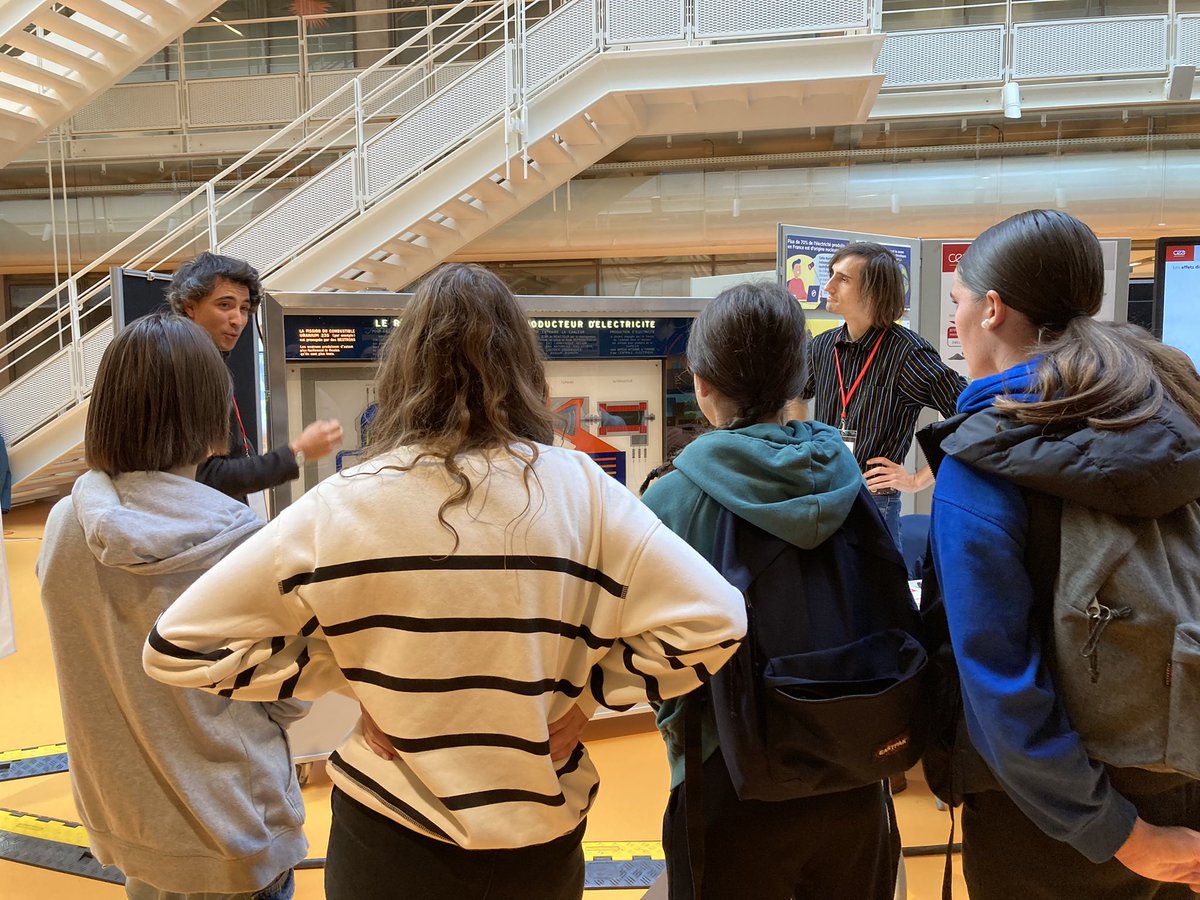 CEAParisSaclay's tweet photo. [🌍#fds2022] Nous sommes au Village des Sciences où nous accueillons des primaires, collégiens et lycéens toute la journée pour des ateliers à l’@ENS_ParisSaclay avec #LSCE #IRAMIS #ISAS @CEA_Jacob_ @CEA_Joliot @CEA_Officiel 👍 https://t.co/fYPe2yhOAn
