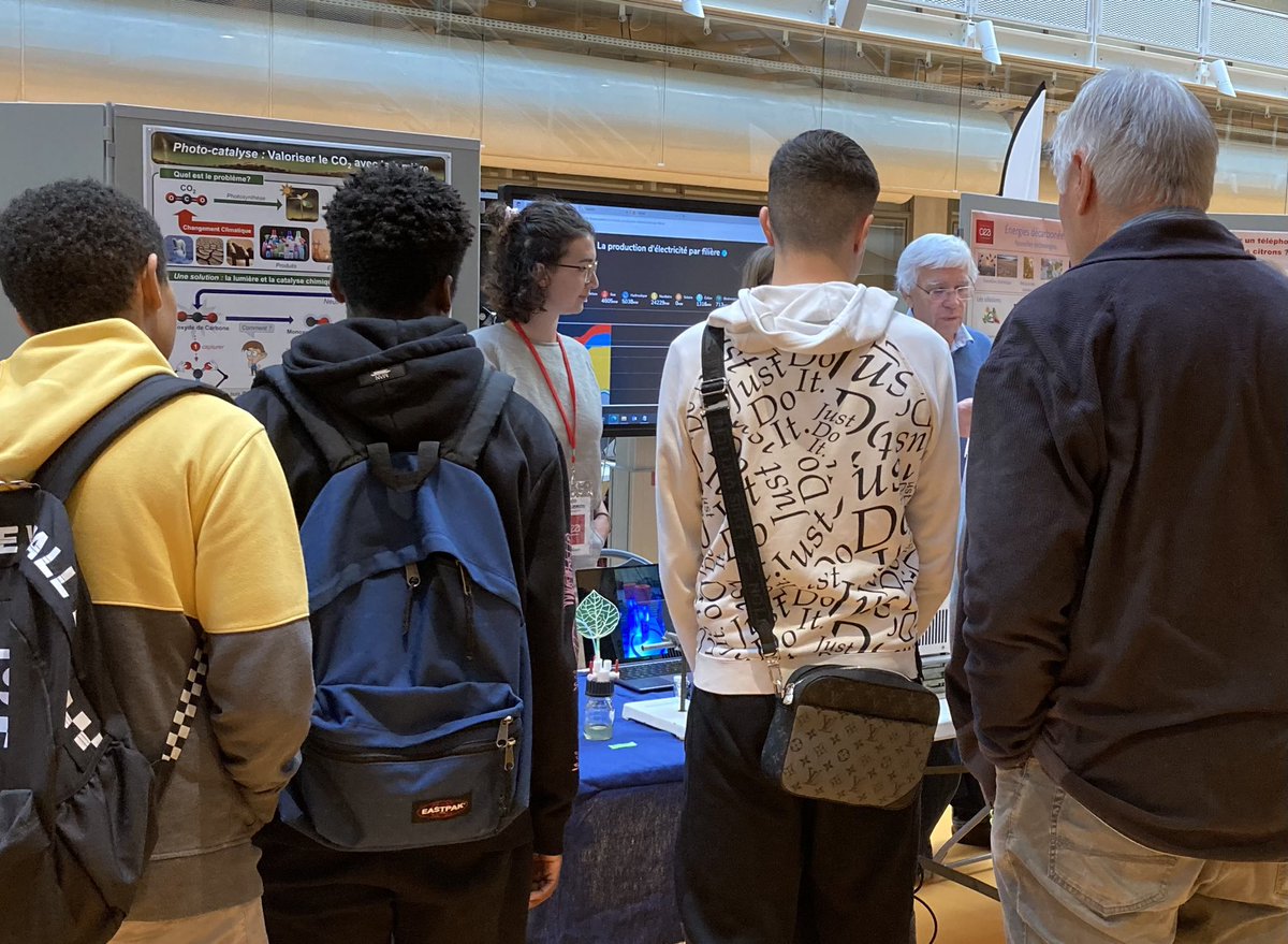 CEAParisSaclay's tweet photo. [🌍#fds2022] Nous sommes au Village des Sciences où nous accueillons des primaires, collégiens et lycéens toute la journée pour des ateliers à l’@ENS_ParisSaclay avec #LSCE #IRAMIS #ISAS @CEA_Jacob_ @CEA_Joliot @CEA_Officiel 👍 https://t.co/fYPe2yhOAn
