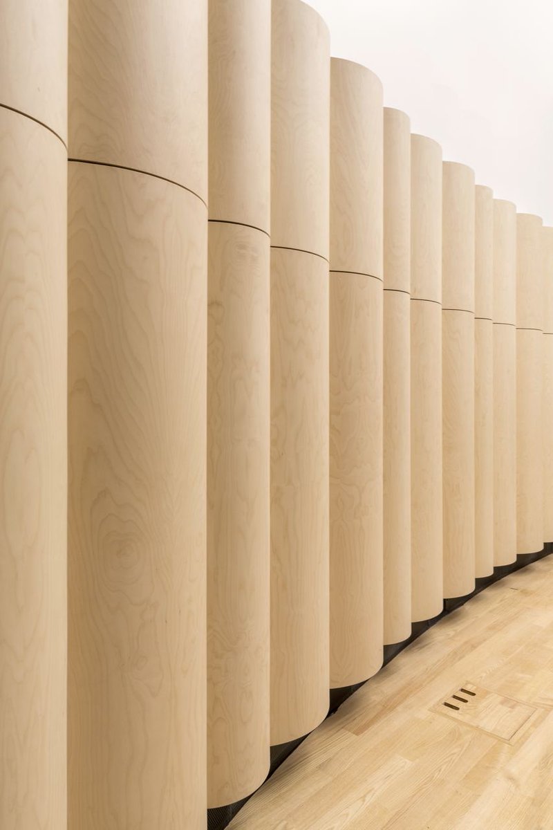 Retour en images sur ~ Les salles de musique 
~ un travail sur la matière invisible qu’est le son 
~ Conservatoire à Rayonnement Régional Versailles Grand Parc
Reprenant la forme en demi-cercle de la salle, ls habillages cintrés en bois servent de diffuseurs acoustiques.