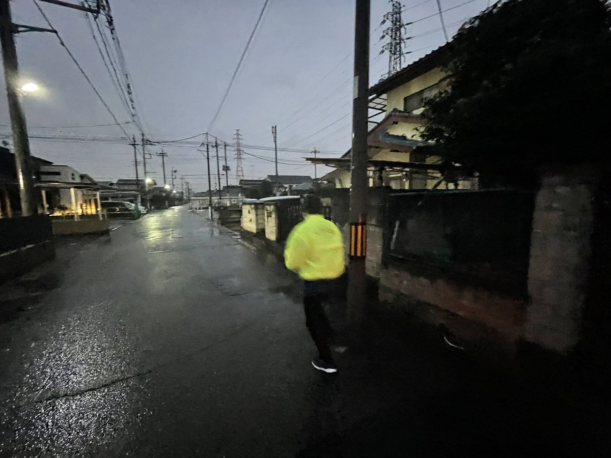 Housedotamaniwa's tweet photo. 週末に向けて、今日はスタッフ5人でポスティング❣️
雨で足元悪い中、頑張ってくれました💦
先月契約少なかったんで今月こそ❣️ https://t.co/ZHtgFAeN2p
