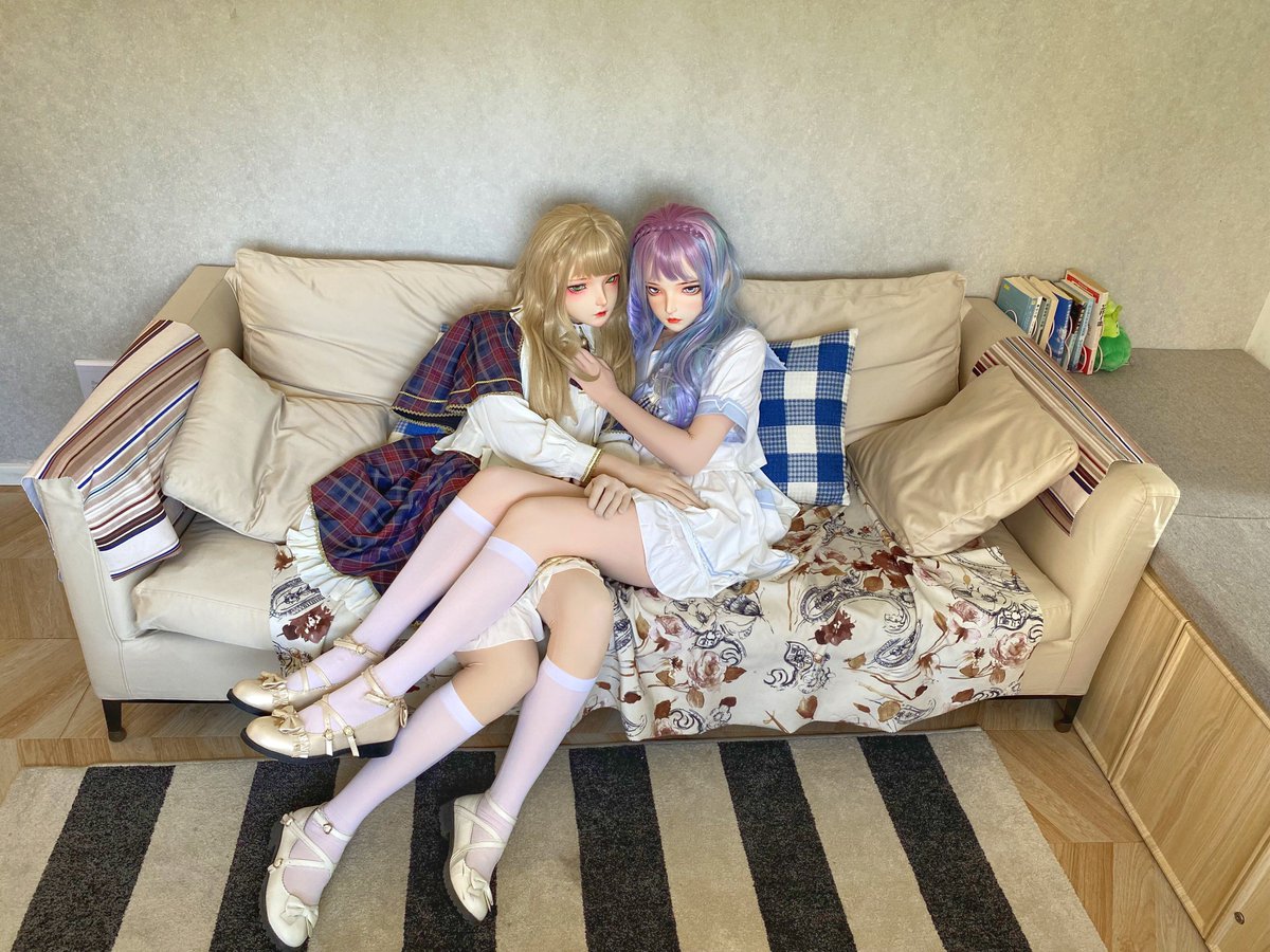 Doris____1's tweet photo. 妹妹：姐姐可��抱抱嘛～贴贴叭～～@xiajing_XN https://t.co/PpCkocHyvP